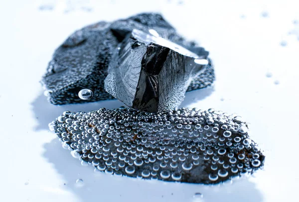 Een Close Shot Van Waterdruppels Zwarte Grafietstenen — Stockfoto