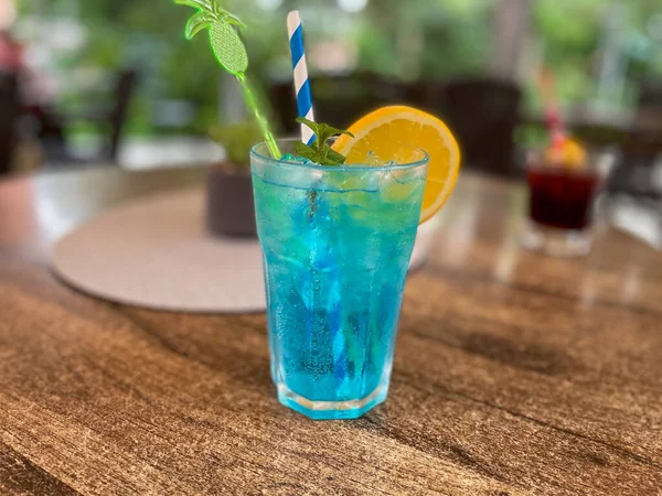 Ein Flacher Fokus Eines Cocktailglases Auf Einem Café Tisch Freien — Stockfoto