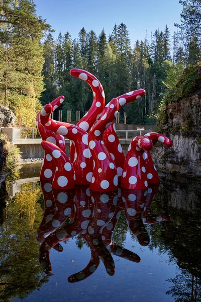 Jevnaker Norway 2021年9月25日 彫刻の美しい景色 シャイン ライフ 2019 草間彌生はノルウェーのキテフォス彫刻公園に展示されています — ストック写真