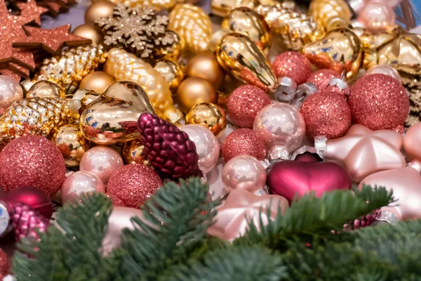 Primer Plano Oro Rosa Brillantes Decoraciones Reflectantes Navidad —  Fotos de Stock