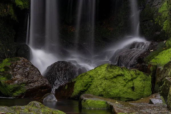 Ein Entzückender Kleiner Wasserfall Und Bemooste Steine — Stockfoto