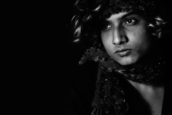一个年轻的南亚男模的肖像 他头上戴着一条围巾 背景是黑色的 — 图库照片