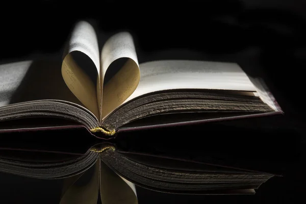 Close Páginas Livros Dobradas Forma Coração — Fotografia de Stock
