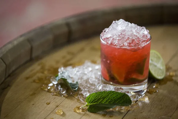 Närbild Bild Bild Ett Glas Röd Alkohol Cocktail Trätunna — Stockfoto