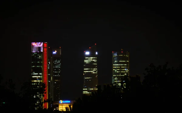 Una Hermosa Toma Rascacielos Iluminados Noche — Foto de Stock