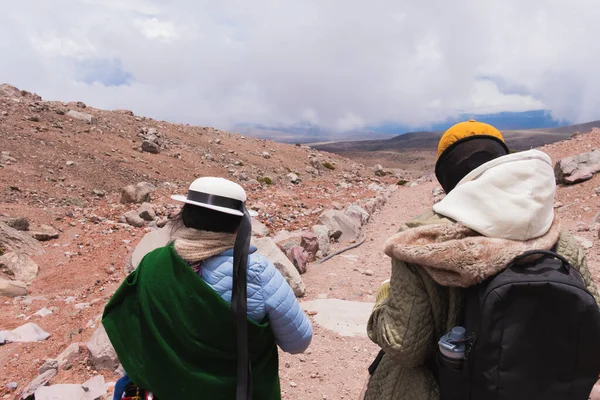 Die Indigene Frau Mit Einer Jungen Reisenden Den Bergen Ecuador — Stockfoto