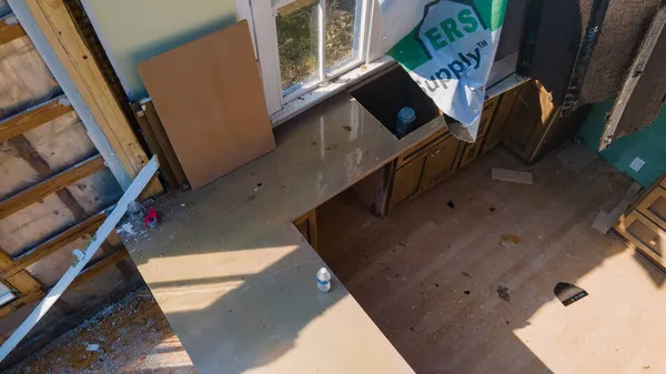 Ein Zerstörtes Haus Nach Einer Naturkatastrophe — Stockfoto