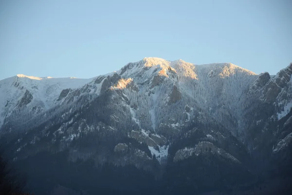 Een Landschap Uitzicht Prachtige Bergen Bedekt Met Sneeuw Onder Een — Stockfoto