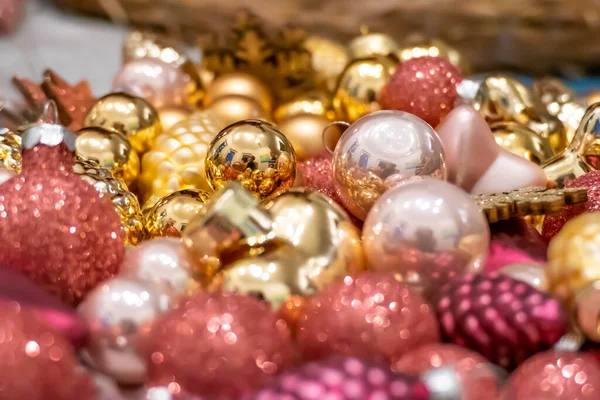 Eine Nahaufnahme Von Goldenen Und Rosa Glänzenden Reflektierenden Weihnachtsdekorationen — Stockfoto