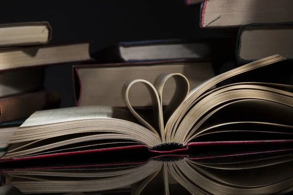 Close Páginas Livros Dobradas Forma Coração — Fotografia de Stock