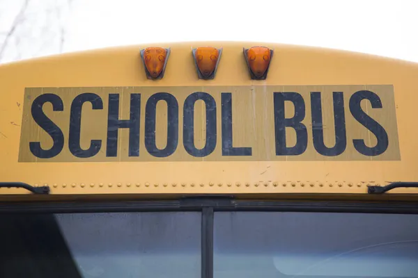 Detailní Záběr Školního Autobusu Pod Bílou Oblohou — Stock fotografie