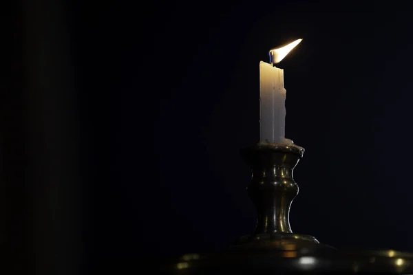 Крупный План Зажжённой Свечи Подставке Изолированной Тёмном Фоне — стоковое фото