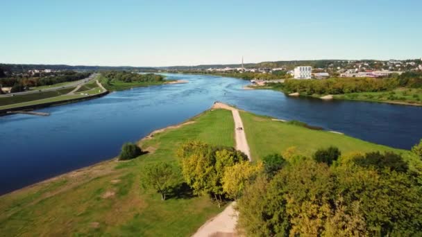 Letecký Pohled Řeku Pole Les Krajinu Nebe Mraky Vodu Stromy — Stock video