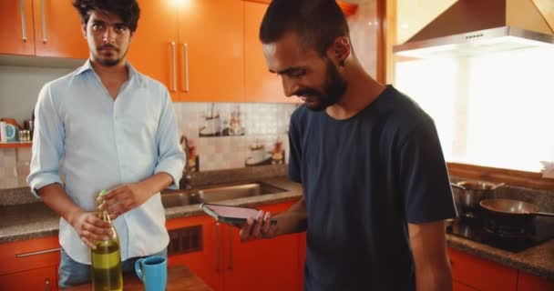 两个男人在厨房一起做饭 — 图库视频影像