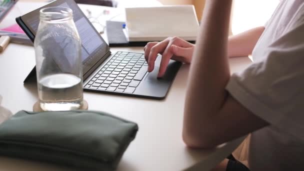 Kobieta Pracująca Laptopie Biurze — Wideo stockowe