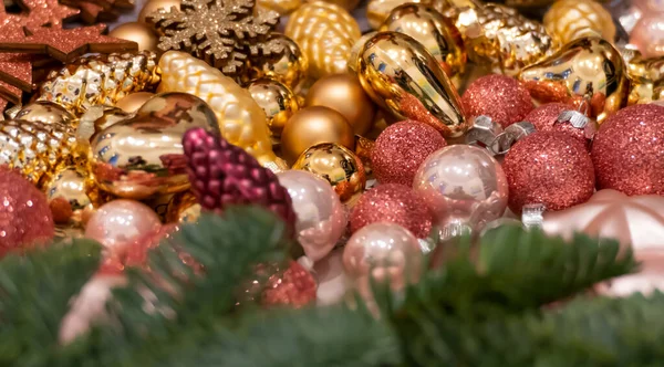 Селективный Фокус Блестящих Розовых Золотых Украшений Рождества — стоковое фото