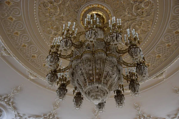 천장에 아름다운 샹들리에의 — 스톡 사진