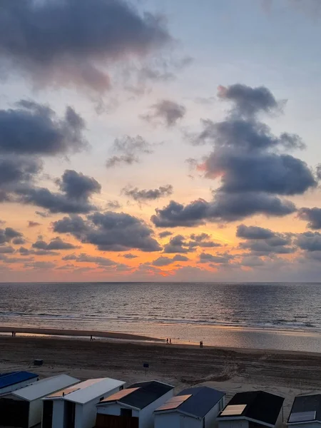 一个美丽的落日在海面上的垂直镜头 — 图库照片