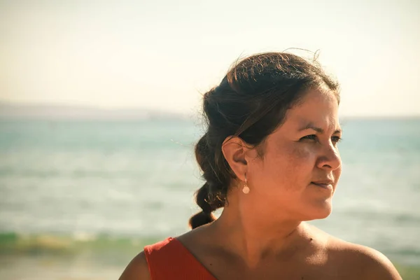一个西班牙黑发女人的肖像 她在海滩上穿着马尾辫 — 图库照片