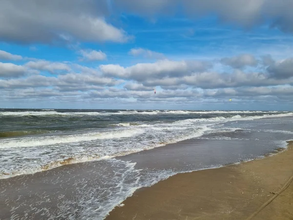 Hollanda Parlak Bir Gökyüzünün Altında Güzel Bir Deniz Kıyısı — Stok fotoğraf