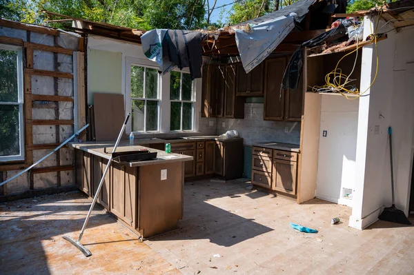 Una Casa Destruida Desordenada Después Desastre Natural —  Fotos de Stock