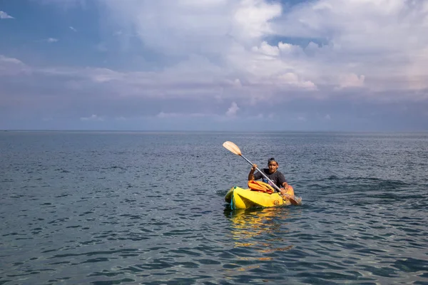 Mayabeque Cuba Sep 2021 Gente Haciendo Kayak Mar Playa Jibacoa — Foto de Stock