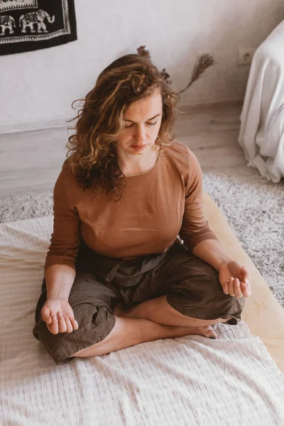 Tiro Vertical Uma Jovem Mulher Praticando Ioga Meditando Casa — Fotografia de Stock