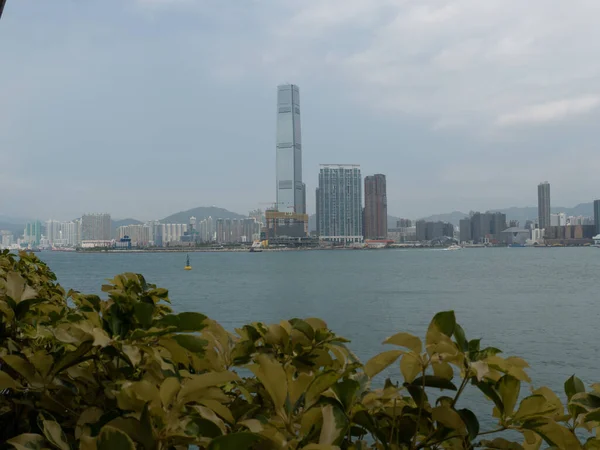 2019年10月1日 背景为香港摩天大楼的海景 — 图库照片