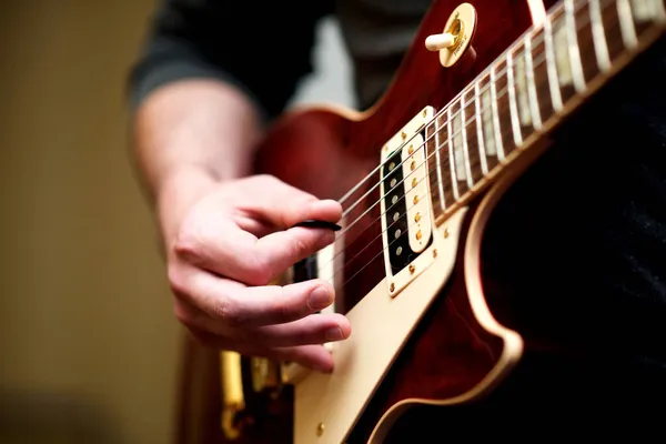Primer Plano Hombre Tocando Una Guitarra Marrón —  Fotos de Stock