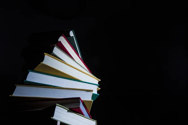 Close Tiro Livros Empilhados Isolado Fundo Escuro — Fotografia de Stock