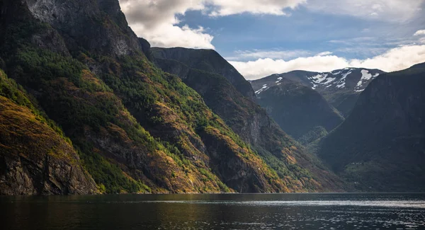 挪威一座山上的一个湖的美丽景色 — 图库照片