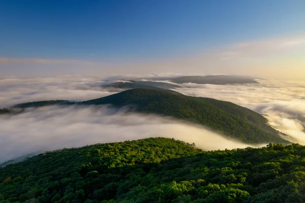 Een Antenne Uitzicht Groene Bergen Bewolking Morgen — Stockfoto