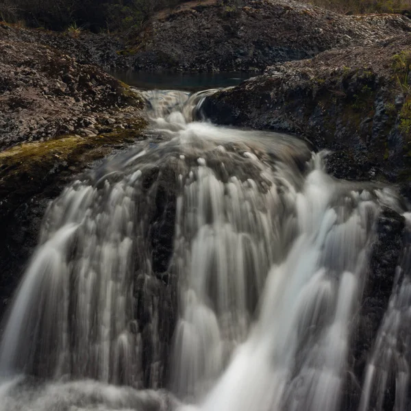 Eine Langzeitbelichtungsaufnahme Eines Wasserfalls Der Wald Den Fluss Fließt — Stockfoto