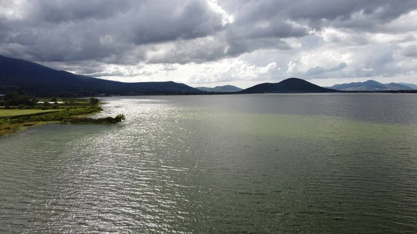 Uma Bela Vista Lago Cercado Por Rochas Altas — Fotografia de Stock