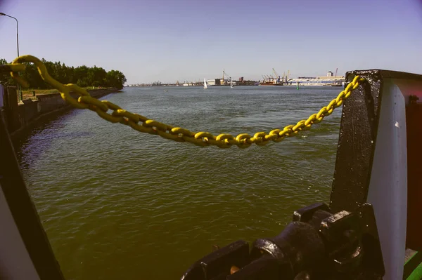 背後に港がある海岸沿いの黄色の鎖 — ストック写真