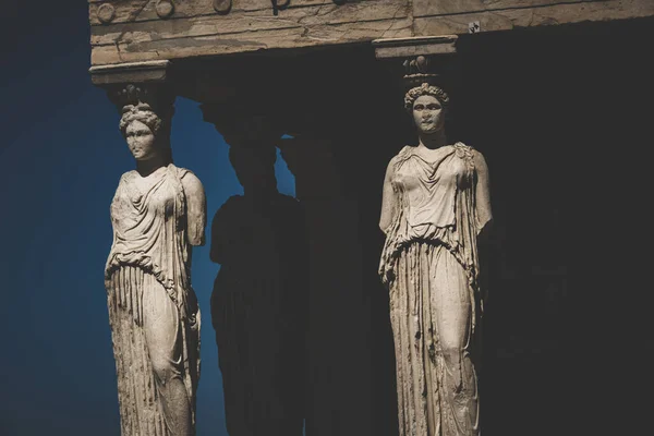 有名なエレクテイオン ギリシャの寺院でのCaryatidsの古代のポーチ — ストック写真