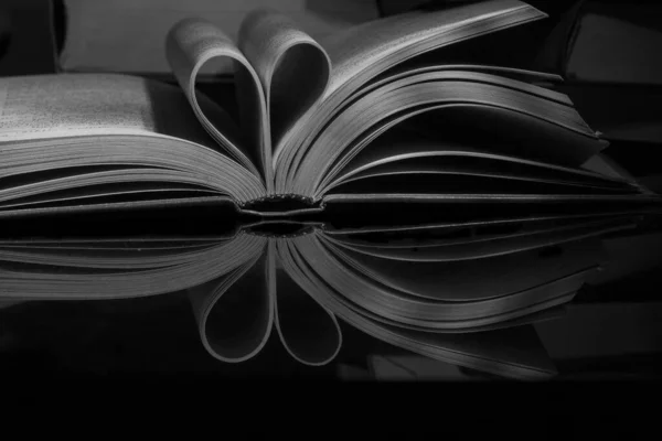 Bir Kalp Şeklinde Katlanmış Kitap Sayfalarının Yakın Çekimi — Stok fotoğraf