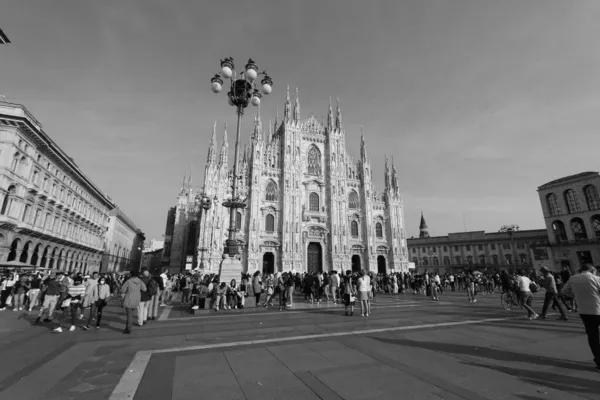 Milan Itálie Října 2021 Šedivý Záběr Milánské Katedrály Plné Turistů — Stock fotografie