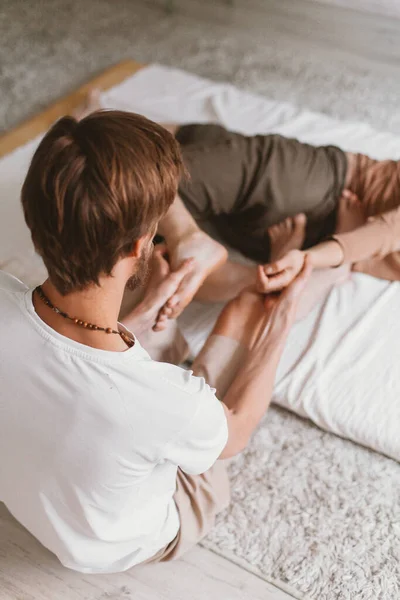 Jovem Massagista Barbudo Caucasiano Uma Mulher Fazendo Exercícios Massagem Ioga — Fotografia de Stock