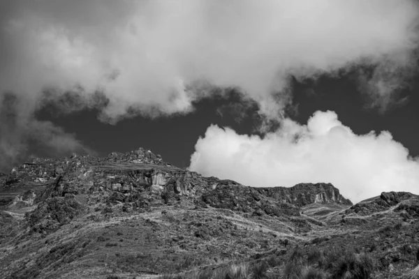 Una Scala Grigi Una Zona Montuosa Una Giornata Nuvolosa — Foto Stock