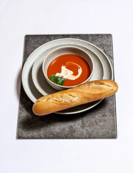 Uma Vista Superior Sopa Tomate Uma Tigela Com Uma Baguete — Fotografia de Stock