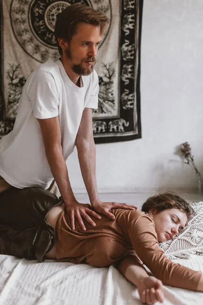 Ein Junger Bärtiger Kaukasischer Masseur Und Eine Frau Machen Thai — Stockfoto