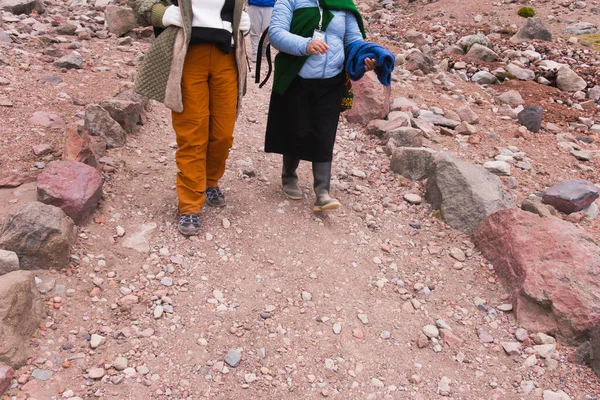 Den Inhemska Kvinnan Med Ung Resenär Bergen Ecuador Anderna — Stockfoto