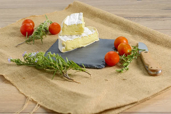 Deliziosa Composizione Con Brie Cheese Pomodori Rosmarino — Foto Stock