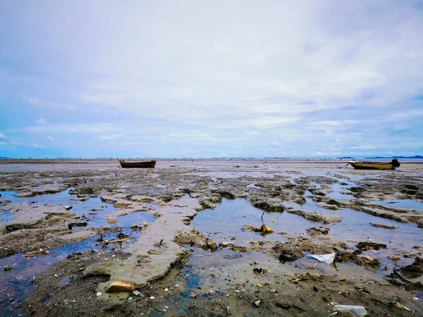 Egy Kis Kék Halászhajó Egy Csendes Strand Közelében Pattaya Thaiföld — Stock Fotó