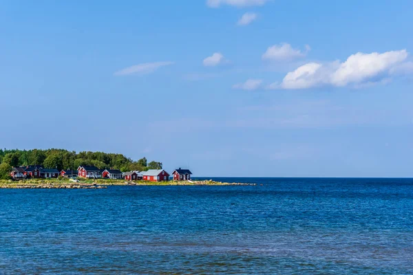 Malowniczy Widok Czerwone Kolorowe Domki Pobliżu Morza Słoneczny Dzień — Zdjęcie stockowe