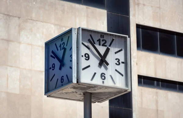 Grande Horloge Forme Cube Sur Poteau Dans Rue Dans Ville — Photo