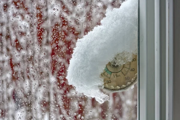 Ένα Κοντινό Πλάνο Ενός Θερμόμετρου Ένα Παράθυρο Καλυμμένο Χιόνι — Φωτογραφία Αρχείου