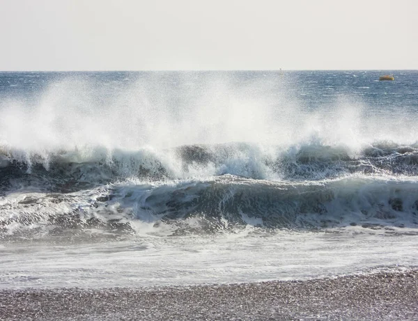 Природний Вигляд Сильних Хвиль Падають Берег Літній Час — стокове фото