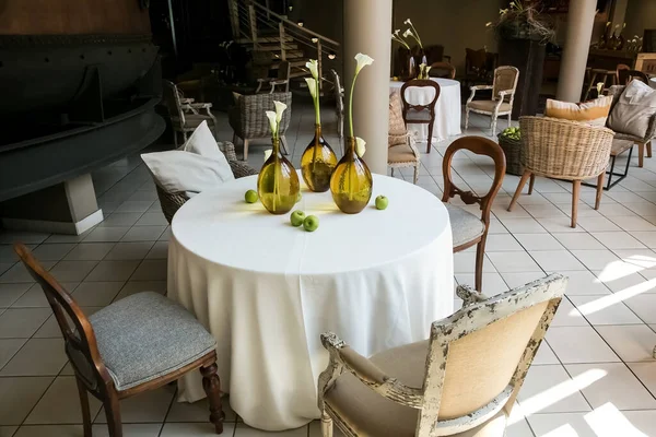 Intérieur Restaurant Avec Des Tables Décorées Fleurs Dans Des Vases — Photo